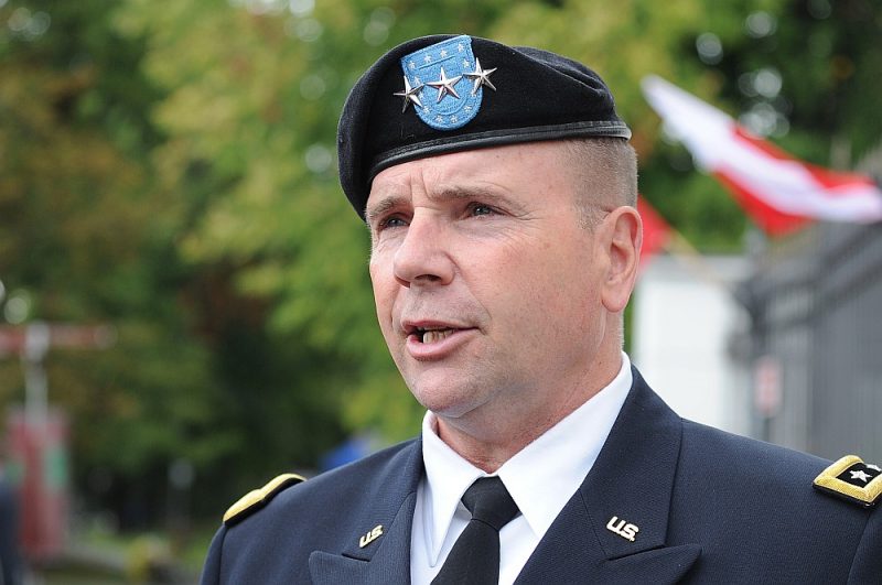 Ģenerālis Bens Hodžs, ASV armijas Eiropas spēku bijušais komandieris, paziņojis, ka ASV spēku izvešanai no Vācijas nav stratēģiska pamatojuma un tā ir milzīga kļūda. Viņaprāt, no ASV spēku izvešanas galvenā ieguvēja būs Krievija.