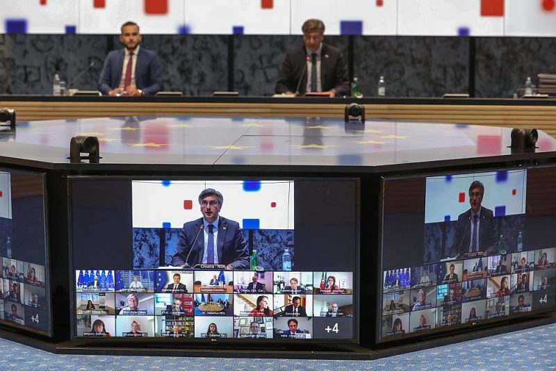 Arī Trīspusējais sociālais samits, piedaloties ES institūciju, Eiropas Arodbiedrību konfederācijas un uzņēmēju jumta organizācijas “Business Europe” vadītājiem, 23. jūnijā notika “televizorā”.