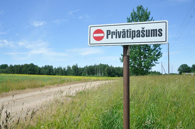 Lai aizsargātu zemes tirgu pret ārzemju pircēju pieplūdumu, 2017. gadā Saeima noteica, ka lauksaimniecībā izmantojamās zemes pircējiem jāprot valsts valoda, kā arī neļāva pirkt zemi ārzemniekiem, kuri pastāvīgi nedzīvo Latvijā un kuri nav ES pilsoņi. Pēc ES tiesas sprieduma šie ierobežojumi būs jāatceļ.