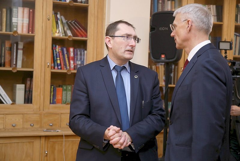 “Esmu komandas cilvēks, un līdz šim bijusi ļoti laba sadarbība ar premjeru. Šķiet, arī idejiski viens ar otru sapratāmies,” saka Tālis Linkaits (no kreisās) par sadarbību ar Krišjāni Kariņu.