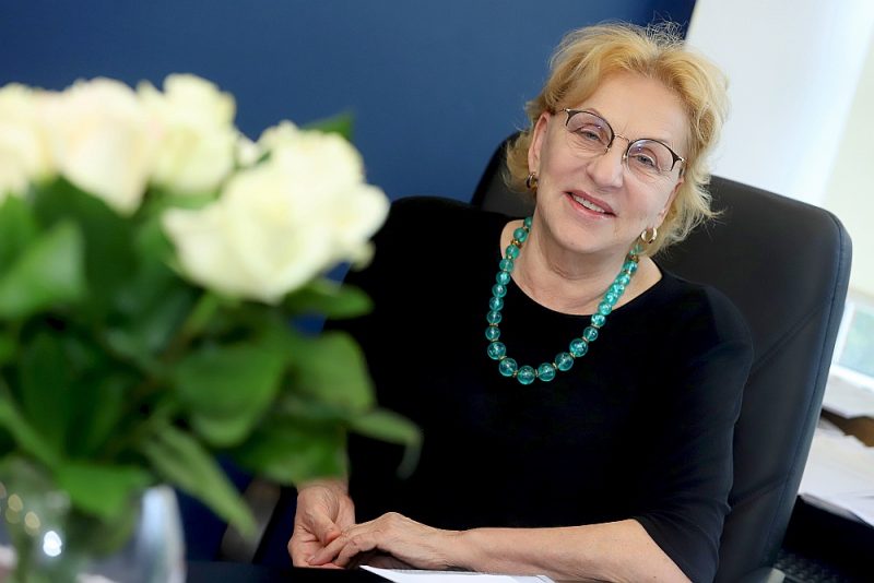 Ludmila Vīksna: “Vīruss, kas ierosina slimību vienam cilvēkam, pārejot pie otra, ar vislielāko varbūtību būs vājāks.”