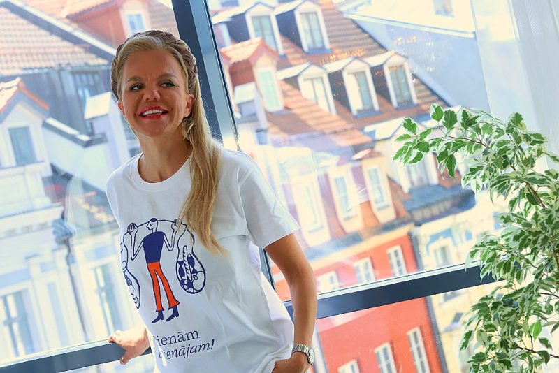 Ilze Neimane-Nešpore: “Ar likumu tika noteikts, ka uzņēmumu ziedotā produkcija vai pakalpojumi Covid-19 seku likvidēšanā iesaistītajiem tiek pielīdzināti saimnieciskās darbības izdevumiem. Tas akcijai ļoti palīdzēja”.
