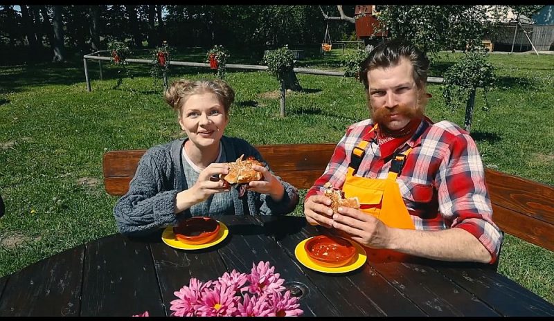 Patakoļako ciemos pie Resnīša. 2. sērija. Patakoļako lomā Everita Pjata-Gertnere, Resnīša tēlā iejuties iestudējuma režisors Mārtiņš Kalita.