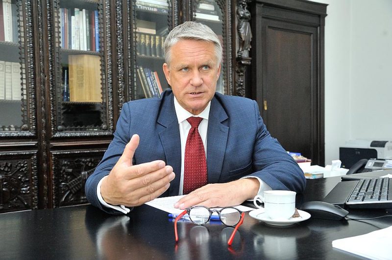 Nauris Puntulis: “Mūsu mērķis nav pabalstīt kādu, lai viņš kā radoša persona krīzes laikā izdzīvotu un savilktu galus kopā. Vēlamies sniegt viņam iespēju nodrošināt savu materiālo dzīvi tādā apmērā, lai viņš darītu to, ko prot vislabāk – radītu.”