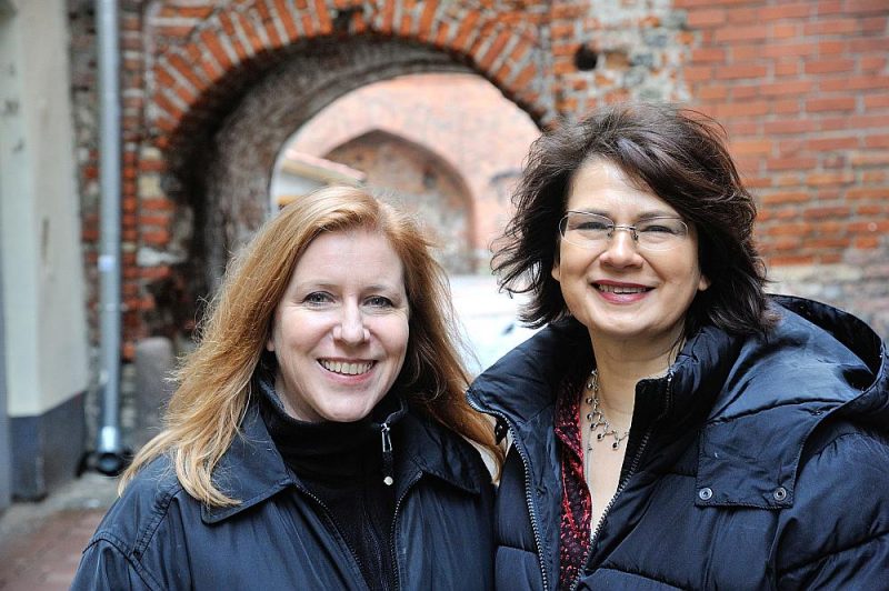 Izstādes autores – mākslinieču duets “Skuja Braden” – Ingūna Skuja (no labās) un Melisa D. Breidena.