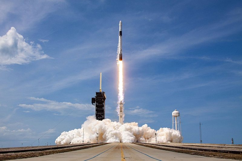 “SpaceX” raķetes “Falcon 9” starts 30. maijā ar “Crew Dragon” astronautiem.