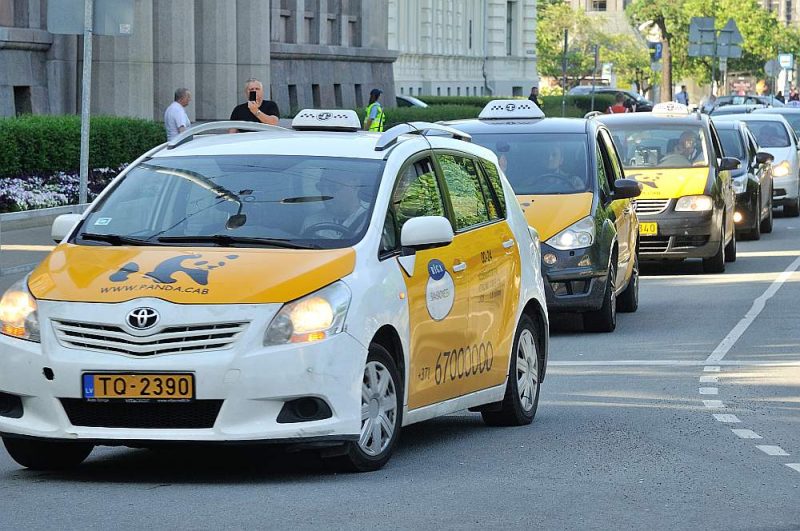 Latvijas taksisti protestē pret noteikto tarifu neatbilstību faktiskajiem skaitītāju rādītājiem, kas piespiežot vadītājus samaksāt starpību no savas kabatas, kā arī pieprasa ieviest minimālo taksometra brauciena cenu, lai izvairītos no dempinga.