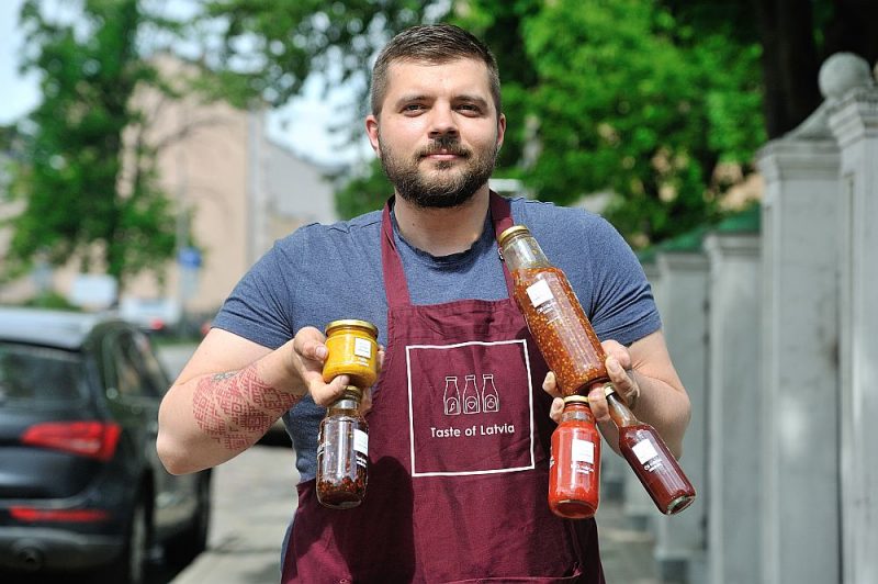 Ansis Buiķis, SIA “Taste of Latvia” saimnieks, mērču un piedevu piegādi Rīgā sola līdz mājas durvīm, bet Latvijā – uz “Omniva” pakomātiem un Rīgā iespējama piegāde.