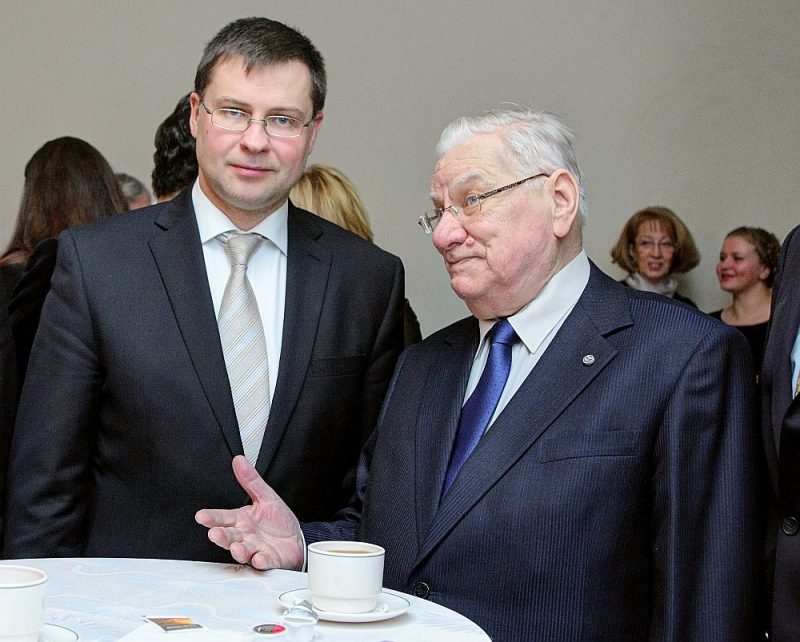 Voldemārs Krustiņš un premjerministrs Valdis Dombrovskis “Latvijas Avīzes” 25 gadu jubilejā 2013. gadā.
