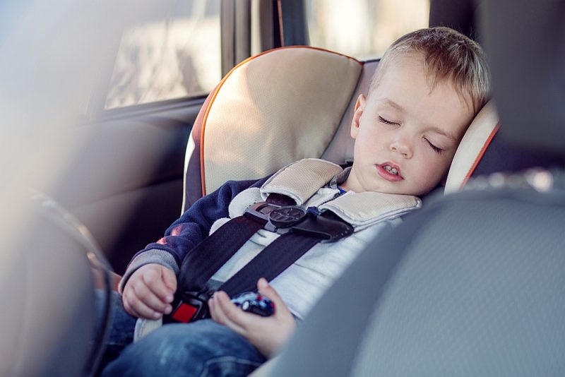 Karstā laikā bērnus nekādā gadījumā nedrīkst atstāt vienus automašīnā.