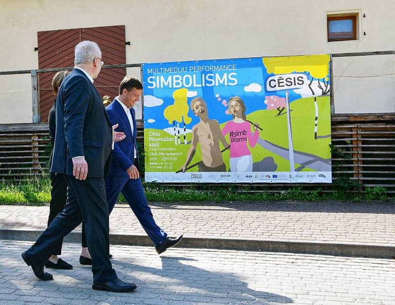 Valsts prezidents Egils Levits, šopavasar vēršoties pie parlamenta deputātiem, pauda uzskatu, ka tiesības vēlētāju apvienībām startēt vēlēšanās stiprinātu Latvijas demokrātisko valsts iekārtu un veicinātu iedzīvotāju plašāku līdzdalību pašvaldību darbā. Taču deputāti prezidenta priekšlikumu nepieņēma, cerot tā stiprināt lielos Saeimā pārstāvētos politiskos spēkus. Attēlā: E. Levits jūnijā viesojās Cēsīs, kur viņu uzņēma pilsētas domes priekšsēdētājs Jānis Rozenbergs (no labās), kurš pārstāv partiju “Vienotība”.