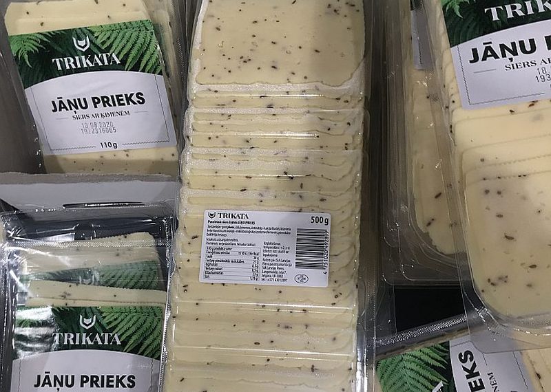 Vācijā ražotais “Jāņu prieks” noformēts un pasniegts kā latviešiem tīkams Jāņu siers.