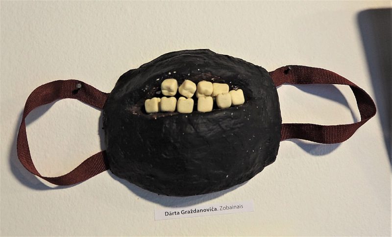 Dārtas Graždanovičas maska “Zobainais”.