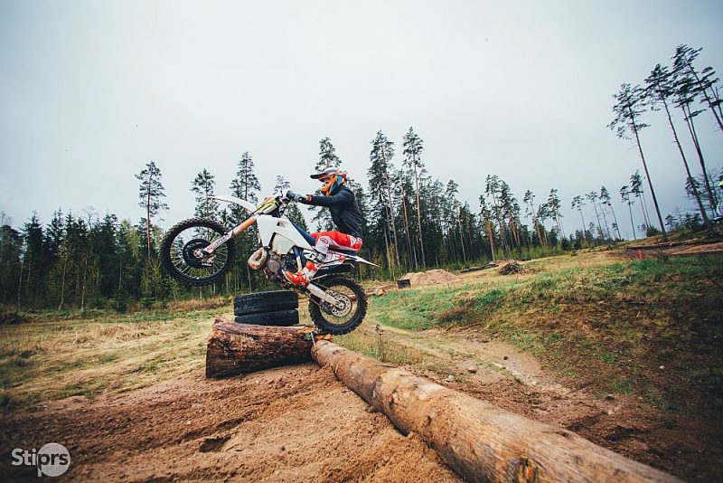 Edgars Siliņš aizvada treniņu “Smeceres sila” bāzē izveidotajā enduro šķēršļu trasē.