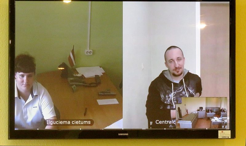 Edgaru un Svetlanu Šiškovus tiesāja videokonferences režīmā no cietumiem.