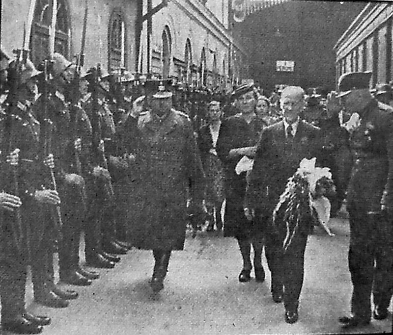 A. Kirhenšteins un R. Dambītis apstaigā godasardzi pirms izbraukšanas.