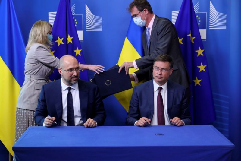 EK viceprezidents Valdis Dombrovskis (foto – pie galda no labās puses) piedalījās EK sēdē, kur 27 ES dalībvalstis lēma par ekonomikas atveseļošanas fonda izveidi, lai palīdzētu valstīm atgūties pēc Covid-19 krīzes.