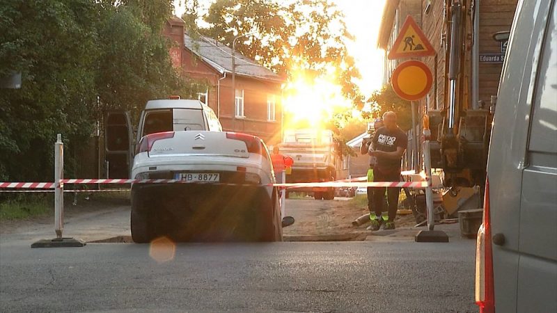 Automašīna iegāzusies bedrē Pārdaugavā
