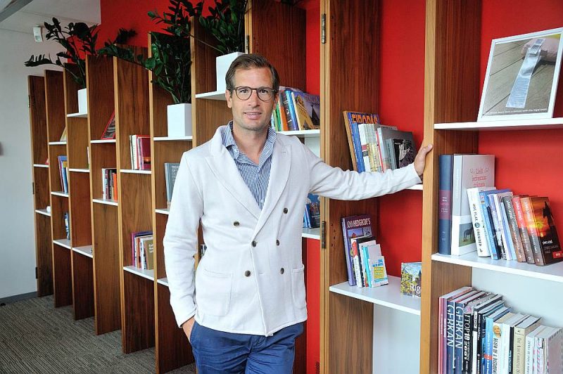 Bankas “Citadele” valdes priekšsēdētājs Johans Akerbloms: “Mūsu taktiku jauno produktu un pakalpojumu ieviešanā var raksturot kā ķirsīšu nolasīšanu no tortes. Mēs cenšamies atrast to, kas, mūsuprāt, būtu piemērots Baltijas valstu klientiem, un tad cenšamies to vēl uzlabot.”