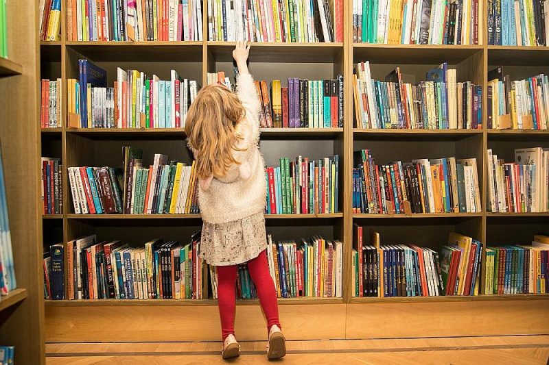 Ārkārtas situācijas laikā Igaunijas bibliotēkas saņēma 500 000 eiro lielu valsts finansējumu, no kura 70 000 bija paredzēti bērnu literatūras iepirkumiem.