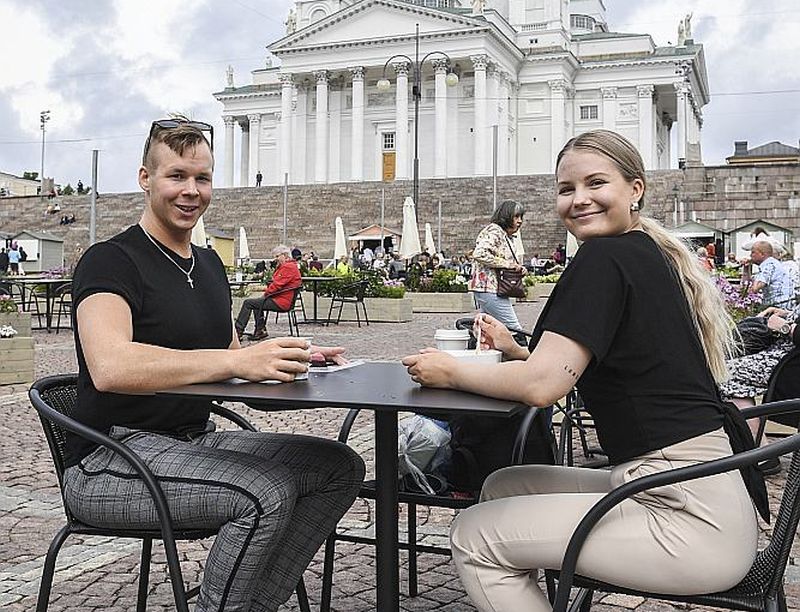 Senāta laukumā Helsinkos vairāki restorāni atvēruši pēckarantīnas pusdienošanas vietas zem klajas debess – tajā var vienlaikus izvietot 480 apmeklētājus.