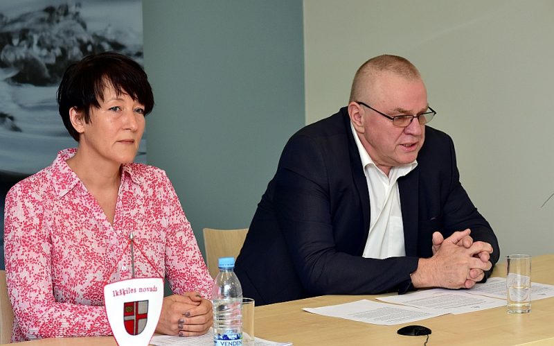 Ikšķiles novada domes priekšsēdis Indulis Trapiņš (LZP, no labās) sacīja, ka nav saņēmis no Ogres novada kā iedzīvotāju skaita ziņā lielākās pašvaldības uzaicinājumu uz Finanšu komisijas veidošanu. Iespējams, tas esot saistīts ar Ikšķiles nepakļaušanos pievienošanai un vēršanos Satversmes tiesā, tāpēc Ogres vadība “tagad parāda savu varu”.