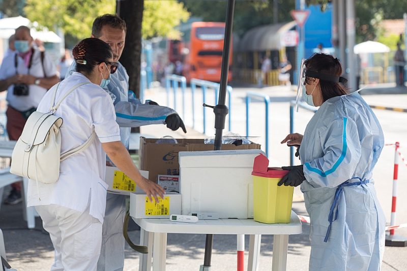Spalancani slimnīcas medicīniskais personāls 29. jūlijā gatavojas veikt Covid-19 testus brīvprātīgajiem Romas autoostā.