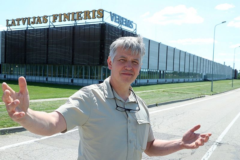 “Verems” padomes priekšsēdētājs un “Latvijas Finiera” padomes loceklis Jānis Staris: “Vīrusa izplatībai paātrinoties un sākoties ārkārtējam stāvoklim, bijām diezgan nobažījušies. Pieļāvām iespēju, ka ražošanu var nākties arī apturēt. Tomēr, pateicoties spējai ātri reaģēt uz izmaiņām un pielāgoties nepārtraukti mainīgajai situācijai tirgos, ražošanas apjomu izdevies noturēt puslīdz stabilu.”