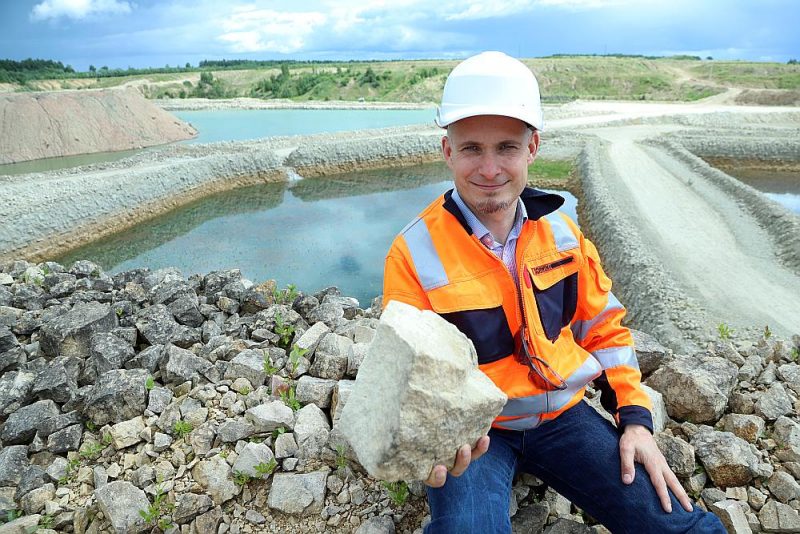 Cementa ražotnes “SCHWENK Latvija” valdes loceklis Jegors Golubevs: “Pašlaik Saldus novada “Kūmās” esam izstrādājuši kaļķakmens ieguves karjeru 133 hektāru platībā. Vienlaikus esam paguvuši uzsākt arī izstrādātās teritorijas sakopšanu.”