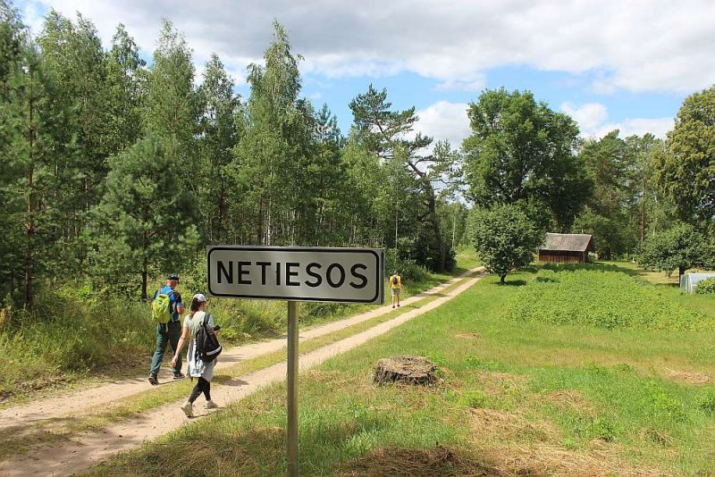 Mežtakas maršruts veda cauri arī Netiesos ciemam, kurā abos galos ar kilometra atstatumu kopā bija tikai trīs mājas.