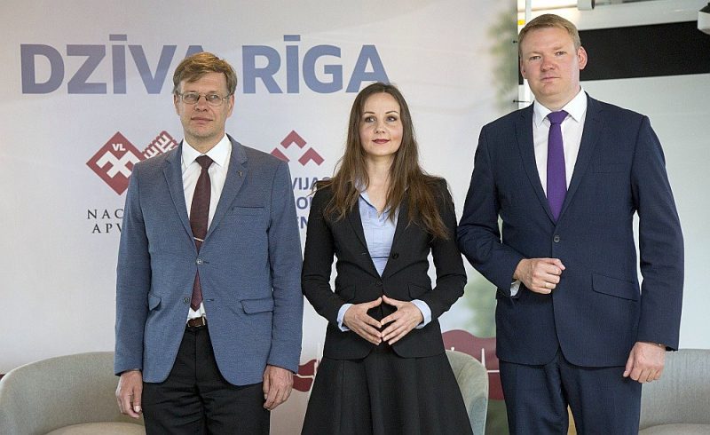 Nacionālās apvienības un Latvijas Reģionu apvienības saraksta līderi – mēra amata kandidāts Einārs Cilinskis (no kreisās), Latvijas Jauno zinātnieku apvienības vadītāja Ieva Siliņa un LRA priekšsēdētājs Edvards Smiltēns.