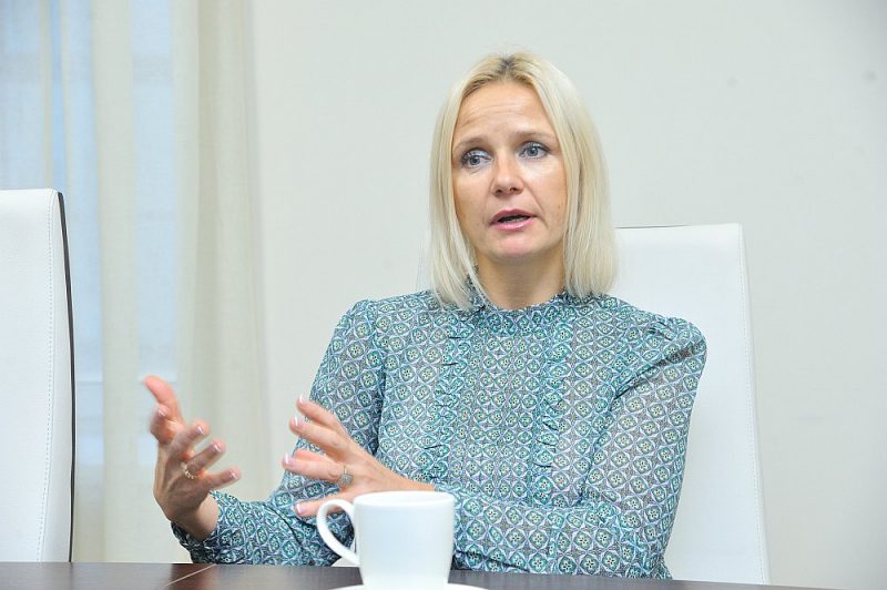 Finanšu un kapitāla tirgus komisijas priekšsēdētāja Santa Purgaile: “Jāpanāk situācija, lai bankas tērētu uzraudzības resursus tur, kur tie jātērē, – tur, kur ir augsti riski, un netērētu tur, kur riski ir zemi vai praktiski nepastāv.”