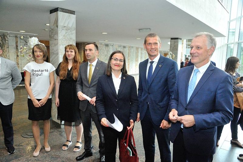 Latvisko partiju sarakstu “vilcēji” Olafs Pulks (pirmais no labās) no “Jaunās Vienotības”, “Attīstībai/Par” un “Progresīvo” mēra kandidāts Mārtiņš Staķis un Linda Ozola (centrā) no JKP bija ieradušies uz kandidātu sarakstu izlozi ar saviem atbalstītājiem, kuru vidū arī Juris Jurašs (otrais no labās). Partiju pārstāvji ar izlozi ir apmierināti, lai gan izvilktie numuri uz vēlēšanu zīmēm neparādīsies, bet tikai noteiks secību, kādā tās tiks saliktas kaudzītē.