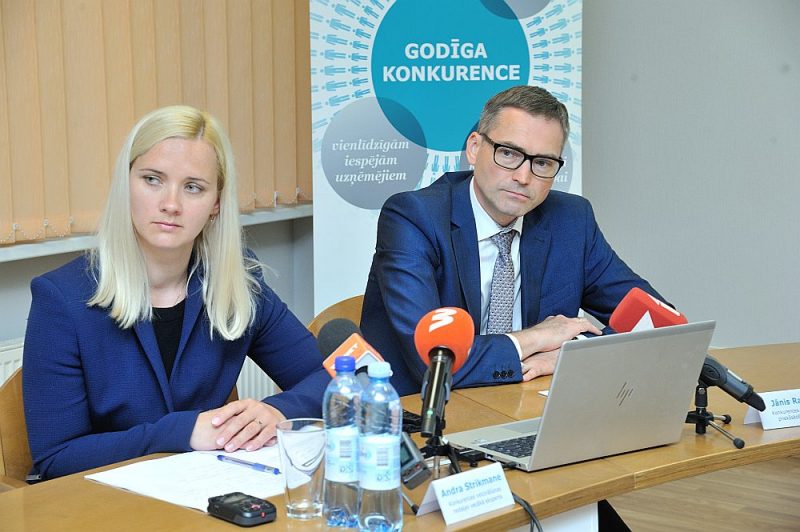Konkurences padomes (KP) priekšsēdētāja pienākumu izpildītājs Jānis Račko un Konkurences veicināšanas nodaļas vecākā eksperte Andra Strikmane uzskata, ka CSDD organizētie konkursi automašīnu numurzīmju izgatavošanai bijuši izdevīgi vienam konkrētam uzņēmumam.