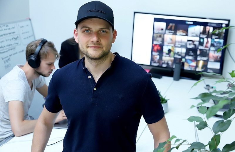 “Solfeg.io” izpilddirektors un līdzdibinātājs Toms Rusovs: “”Solfeg.io” jau pavisam drīz būs dominējošais spēlētājs mūzikas izglītības jomā gan individuālajā, gan skolu tīklā ar vairāku miljonu eiro apgrozījumu. Šī tirgus potenciāls ir milzīgs. Ik gadu mūzikas izglītības programmām skolas un mājsaimniecības tērē miljardiem dolāru. Mums tas ir jāapgūst.”