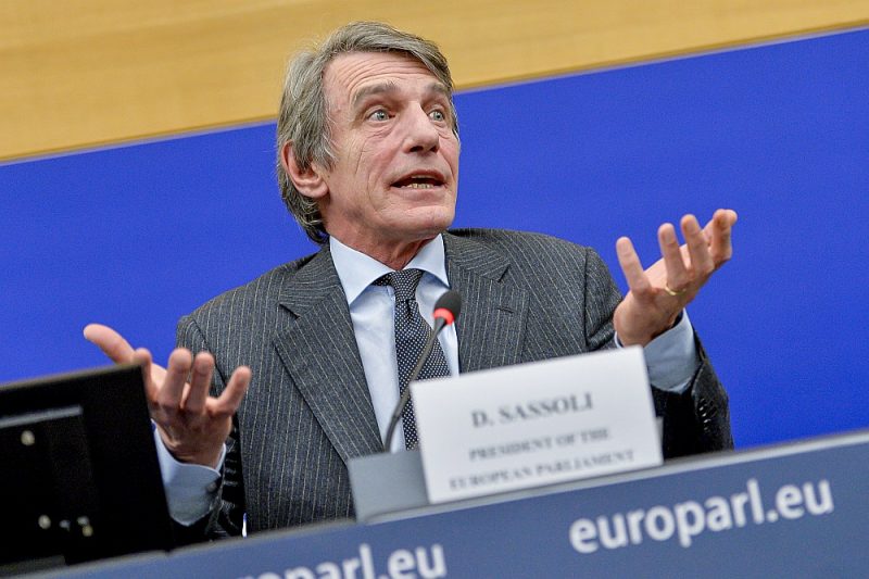 Eiroparlamenta priekšsēdētājs Dāvids Sasoli: “Mūs satrauc iespēja nākotnē zaudēt Eiropas solidaritāti un kopienas metodi. Eiropas Parlaments savas prioritātes ir darījis zināmas un gaida, lai tās tiktu ievērotas.”