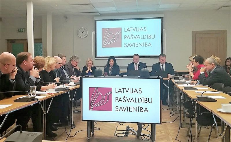 Satversmes tiesa uzskata, ka Satversmē noteiktās vērtības teorētiski varot nodrošināt ar Labklājības ministrijas un Latvijas Pašvaldību savienības panākto vienošanos, taču bez izstrādātas metodoloģijas, kas būtu jāveic Saeimai, kārtējā dialogā noteiktā GMI līmeņa summa tik un tā var palikt neizskaidrojama.