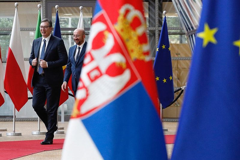 Serbijas prezidentu Aleksandaru Vučiču (no kreisās) 26. jūnijā uzņem ES Padomes priekšsēdētājs Šarls Mišels.