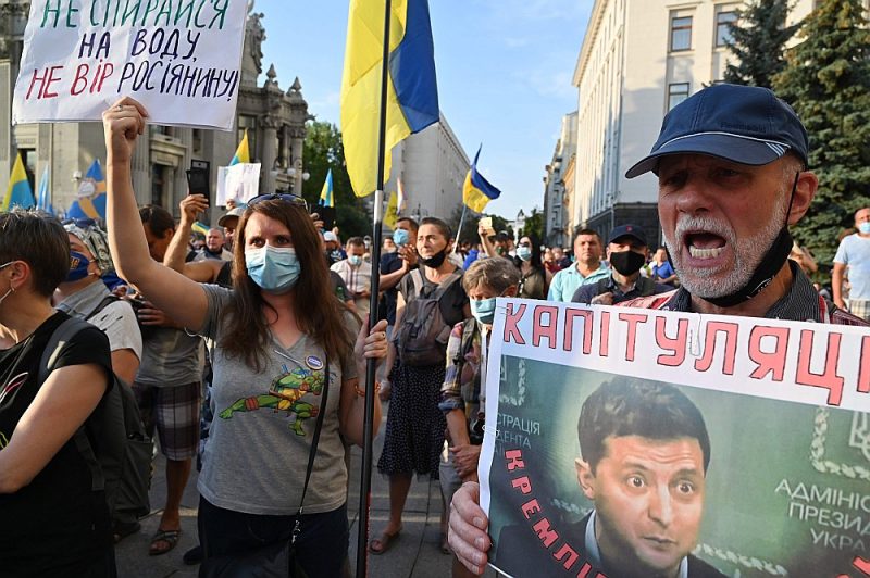 Kara pārtraukšanu ar Krievijas atbalstītajiem Austrumukrainas separātistiem daudzi ukraiņi uzskata par nodevību, kā liecina pirmdienas vakarā Kijevā sarīkotā demonstrācija.