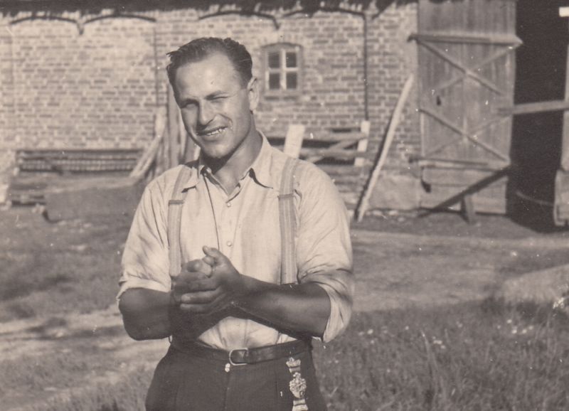 Viktors Arājs pēc Jelgavas ģimnāzijas absolventu salidojuma. Bērze, 1939. gada vasara.