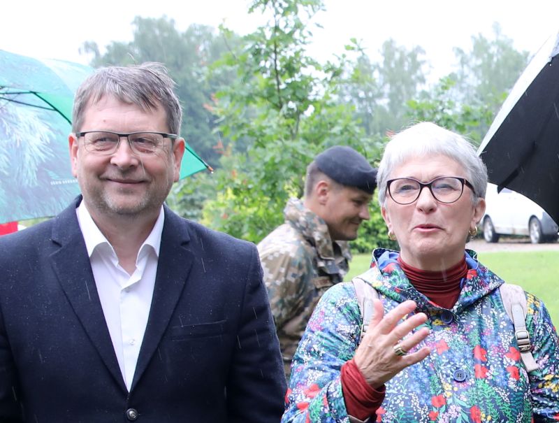 Kokneses novada domes priekšsēdētāja Daiņa Vingra lēmuma pievienoties “Jaunajai Vienotībai” pamatā varētu būt arī sadarbība ar Eiropas Parlamenta deputāti Sandru Kalnieti “Likteņdārza” veidošanā. Attēlā: D. Vingris un S. Kalniete 10. jūlijā “Likteņdārza” apmeklējumā, atzīmējot 15 gadus, kopš aizsākta ideja par šīs piemiņas vietas veidošanu.