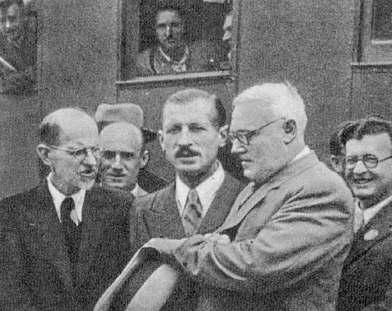 Andrejs Višinskis (otrais no labās), nokārtojis “lietas” Rīgā, 1940. gada 26. jūlijā aizbrauc uz Maskavu. Viņam līdzās pa kreisi sabiedrisko lietu ministrs Pēteris Blaus, izglītības ministra vietnieks Pēteris Valeskalns un marionešu valdības galva Augusts Kirhenšteins.