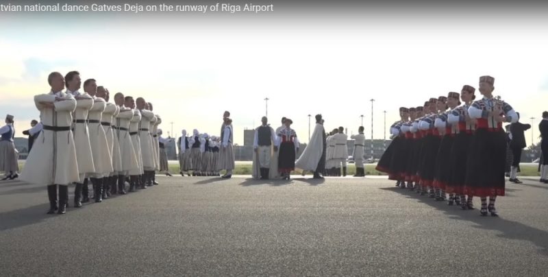 Gatves deja uz lidostas “Rīga” skrejceļa.