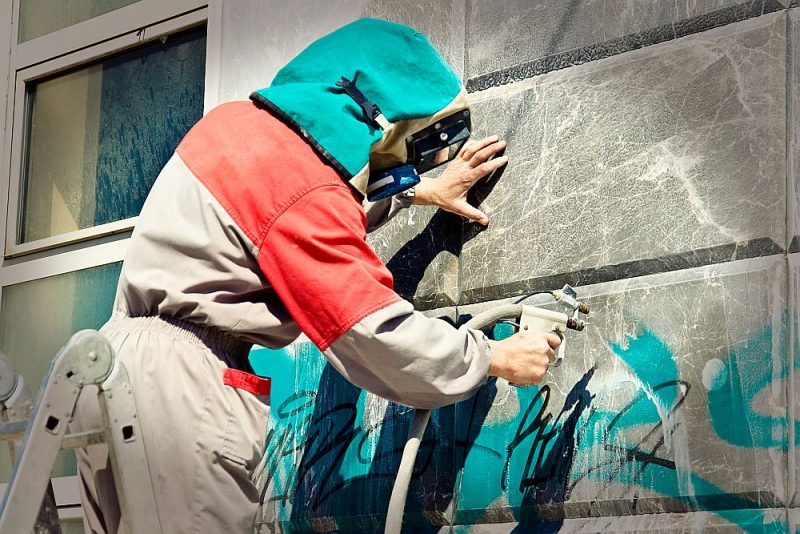 Svaigu grafiti var notīrīt, mazgājot ar ūdeni vai sārmu pastu.