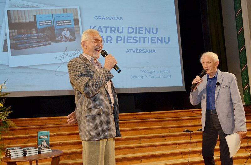 Aktieris Zigurds Neimanis (no kreisās) un grāmatas “Katru dienu ar piesitienu” autors Andris Grīnbergs viens otru iztaujāja asprātīgos dialogos.