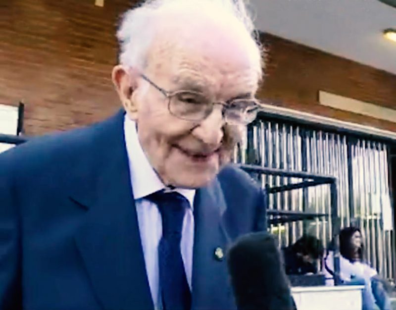 96 gadus vecais itālis Džuzepe Paternso absolvējis augstskolu.