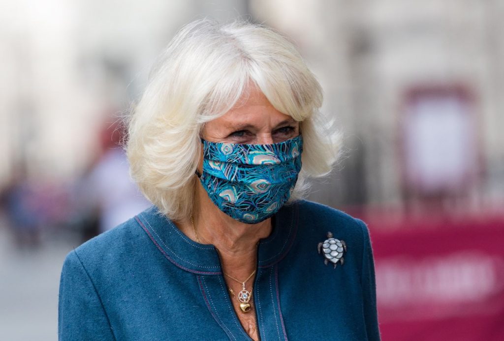 Prinča Čārlza sieva sejas masku pieskaņo kleitai un iziet sabiedrībā.
