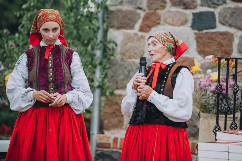 Otaņķu senlietu krātuves tagadējā un iepriekšējā vadītāja Lelde Jagmina un Alīda Vārna. Mazmeita un vecmāmiņa.