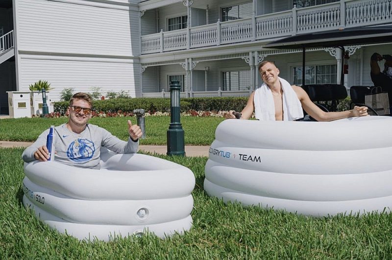 Kristaps Porziņģis (pa labi) un Luka Dončičs bauda Floridas sauli pirms NBA sezonas atsākšanās.