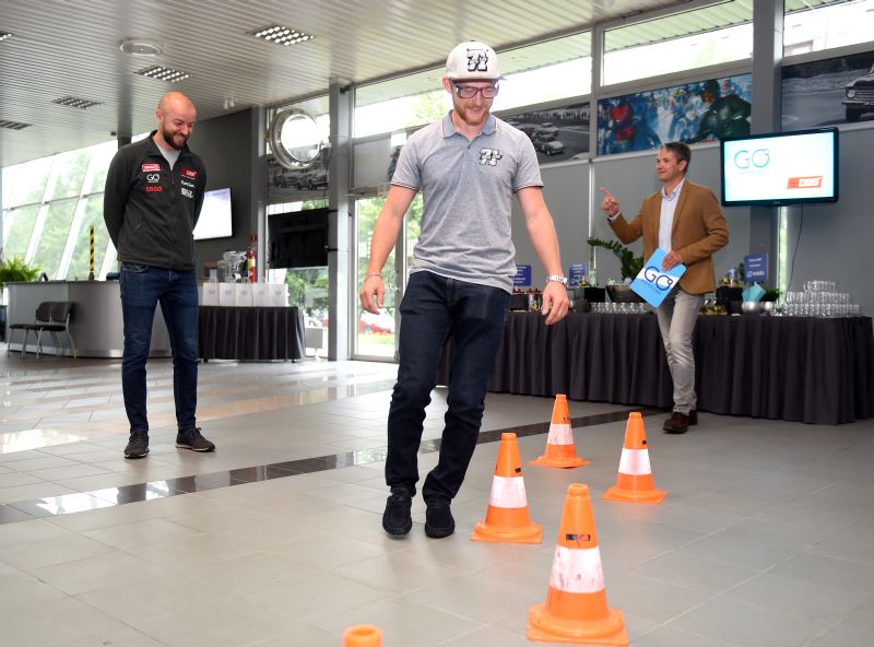 Ūdens motosportists Nikita Lijcs izmēģina “Reibuma brilles” (2 promiļu brilles) pasākumā “Brauc atbildīgi”.